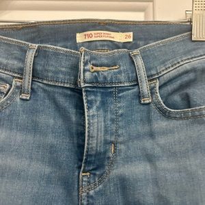 Levis 710 Super Skinny. Size 26
